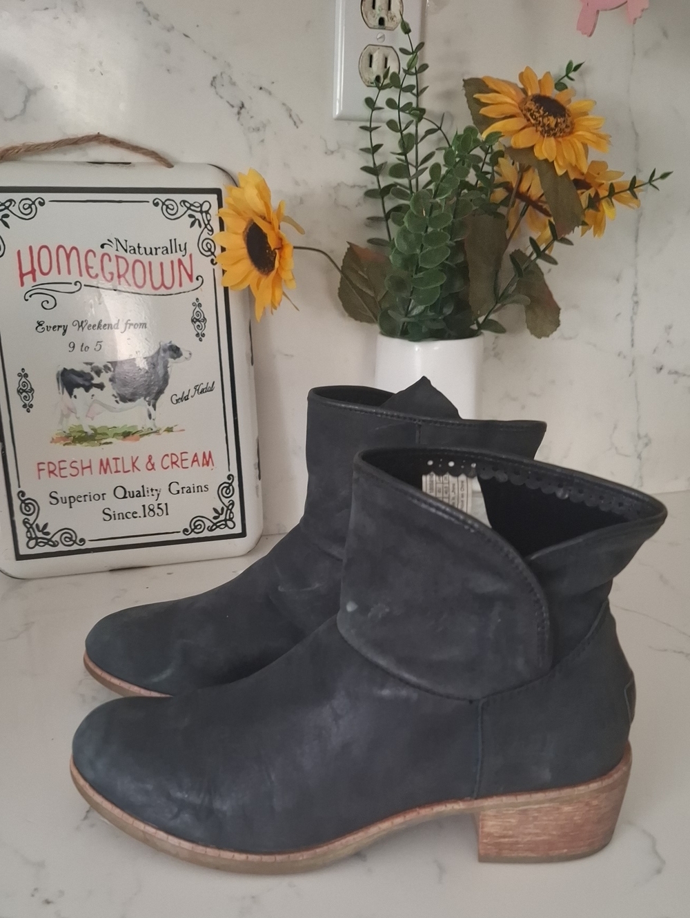 UGG Womens Leather Ankle Boots
